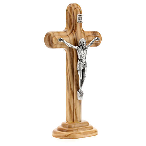 Abgerundetes Kruzifix aus Olivenbaumholz mit Christuskőrper aus Metall, 16 cm 3
