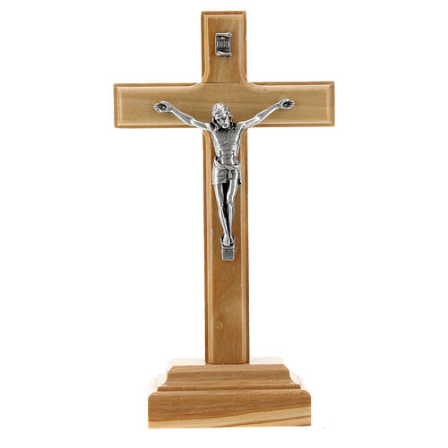 Krucyfiks stojący drewno oliwne, Jezus INRI metal srebrzany, 14 cm 1