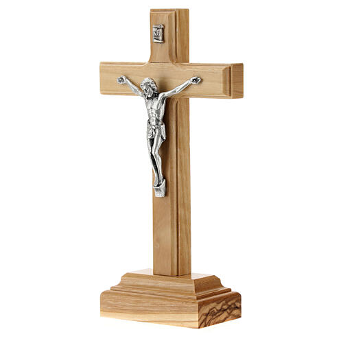 Krucyfiks stojący drewno oliwne, Jezus INRI metal srebrzany, 14 cm 2