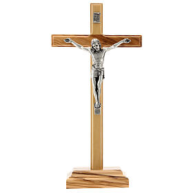 Tischkruzifix aus Olivenbaumholz mit Christuskőrper aus versilbertem Metall, 22 cm