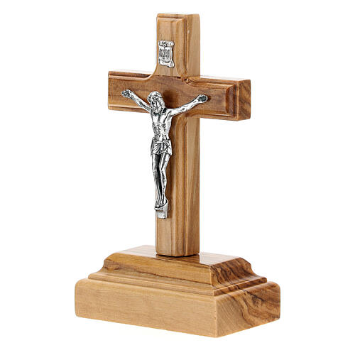 Tischkruzifix aus Olivenbaumholz mit Christuskőrper aus Metall, 9,5 cm 2