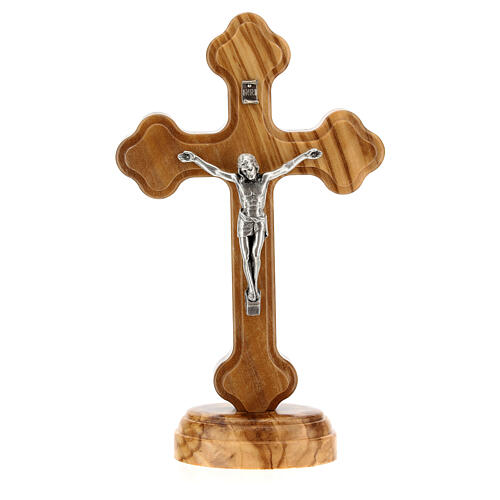 Trilobat-Kruzifix aus Olivenbaumholz mit Christuskőrper aus Metall, 15 cm 1