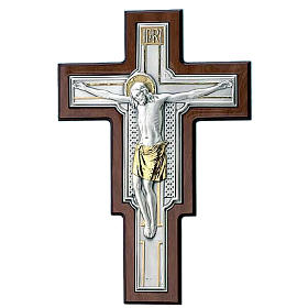 Kruzifix aus Silberfolie und Metall auf Holz.