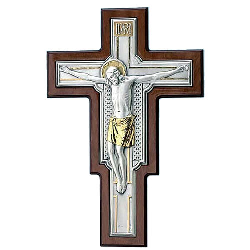 Kruzifix aus Silberfolie und Metall auf Holz. 1