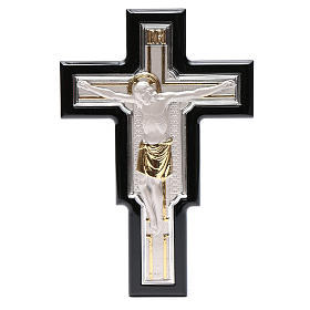 Kruzifix aus Silberfolie und Metall auf Holz.