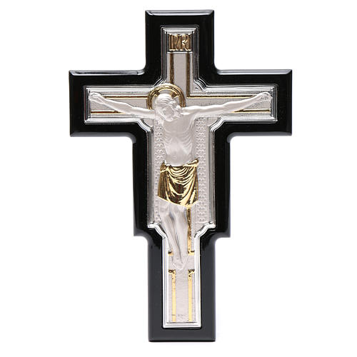 Kruzifix aus Silberfolie und Metall auf Holz. 1