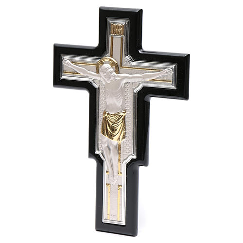 Kruzifix aus Silberfolie und Metall auf Holz. 2