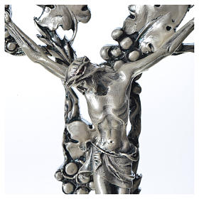 Kruzifix mit Trauben und Zweige aus versilberten Metall.