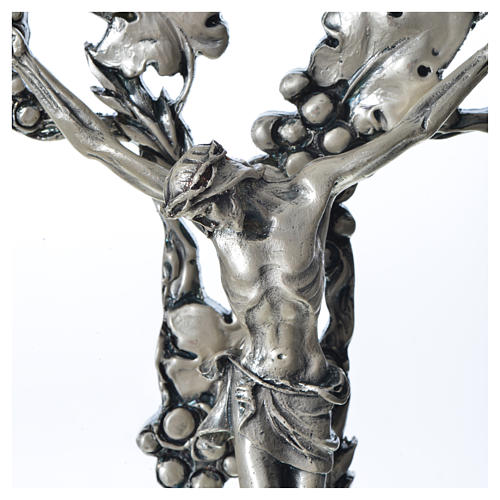 Kruzifix mit Trauben und Zweige aus versilberten Metall. 2