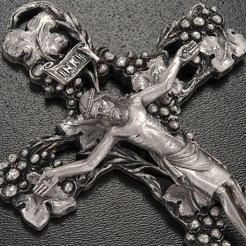 Kruzifix mit Trauben und Zweige aus Metall. 2