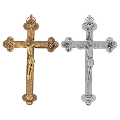 Kruzifix mit heiligen Geist, Trauben, Kelch und Weizenähre. 1