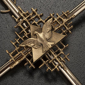 Kreuz mit Vater und heiligem Geist Symbole aus Metall.