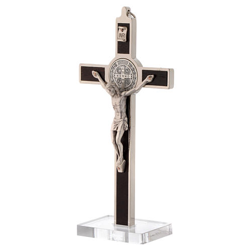 Krzyż św. Benedykt inkrustowany drewnem podstawa z pleksi 2