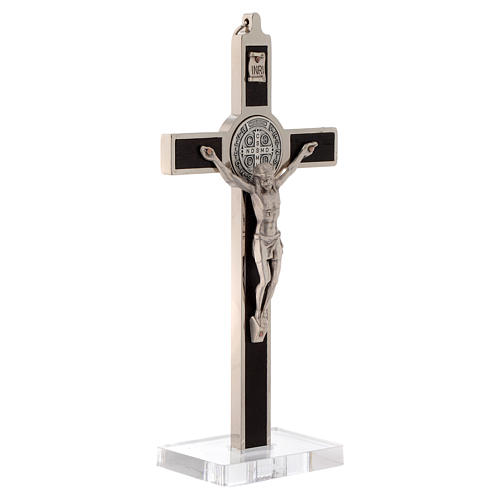 Krzyż św. Benedykt inkrustowany drewnem podstawa z pleksi 3