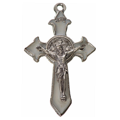 Krzyż świętego Benedykta z zaostrzonymi końcami 4,5 X 3cm ,zama, biała emalia. 1