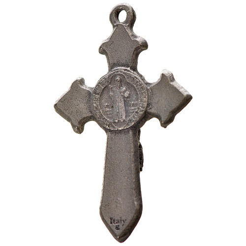 Krzyż świętego Benedykta z zaostrzonymi końcami 3,5 X 2,2cm , zama, biała emalia. 2