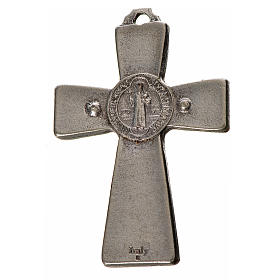 Croix Saint Benoît en zamac émaillé blanc 4,8x3,2 cm