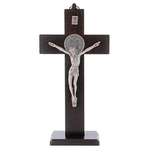 Kreuz von Sankt Benedikt aus Holz in der Farbe Nussbaum mit Sockel, 25 x 12 cm 1
