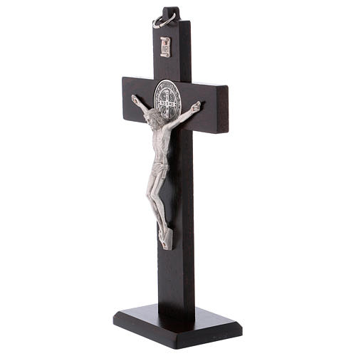 Krzyż Świętego Benedykta drewno malowane kolor orzechowy z podstawą 25x12 cm 3