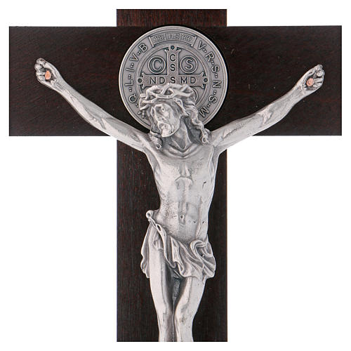 Croix Saint Benoît bois couleur noix 30x15 cm 2