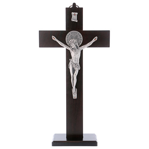 Krzyż Świętego Benedykta drewno z orzecha z podstawą 30x15 cm 1