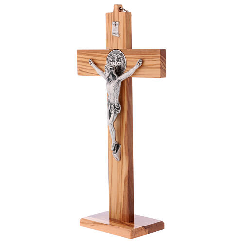Kreuz von Sankt Benedikt aus Olivenbaumholz mit Sockel, 30 x 15 cm 3