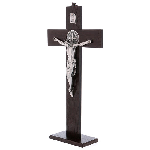 Croix Saint Benoît bois de noyer avec base 40x20 cm 3