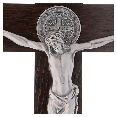 Krzyż Świętego Benedykta drewno z orzecha z podstawą 40x20 cm 2