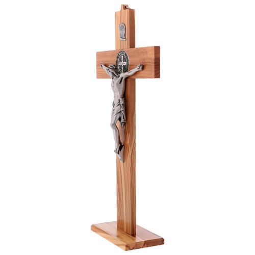 Kreuz von Sankt Benedikt aus Olivenbaumholz mit Sockel, 40 x 20 cm 3