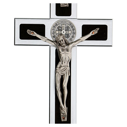 Crucifixo São Bento alumínio madeira com base 25x12 cm 2