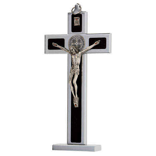 Crucifixo São Bento alumínio madeira com base 25x12 cm 3