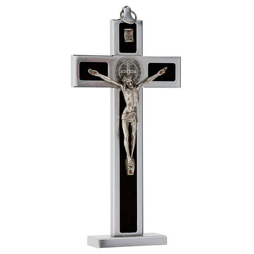 Crucifixo São Bento alumínio madeira com base 25x12 cm 4