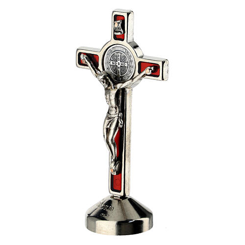 Croix Saint Benoît rouge finition argentée h 7 cm 2