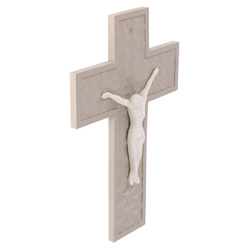 Krzyż ścienny z żywicy z grawerowanym tłem i białą figurą Chrystusa, 34 x 23 cm 2