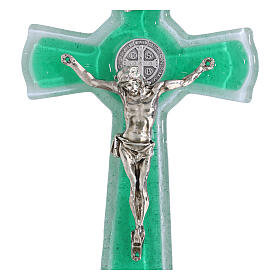 Croix double verre vert médaille Saint Benoît et corps métal 16x8 cm