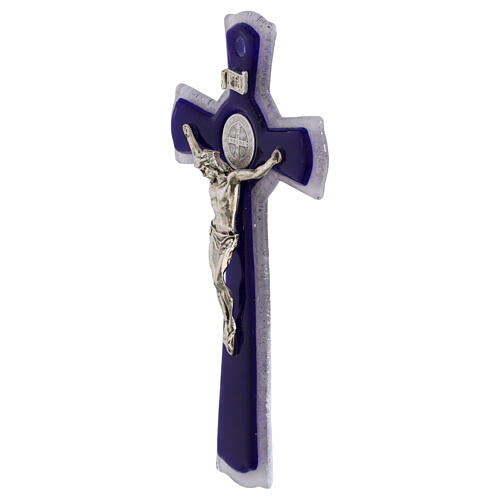 Kruzifix mit Benediktusmedaille, violettes Glas mit kreisförmigem Mittelbereich, Metallkorpus – 16 × 8 cm 3