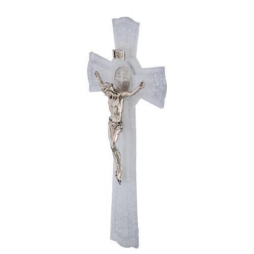 Kruzifix mit Benediktusmedaille, weißes Glas mit Glitter, Metallkorpus – 16 × 9 cm 3