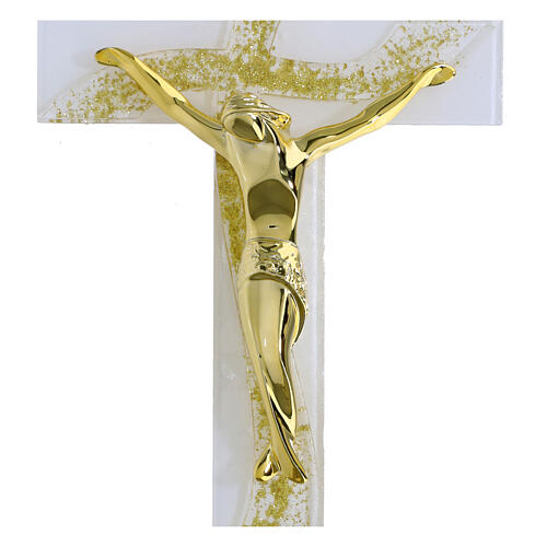 Kruzifix aus weißem Glas mit Reliefdekor in Wellenform und Goldglitter, moderner goldfarbener Korpus – 26 × 14 cm 2