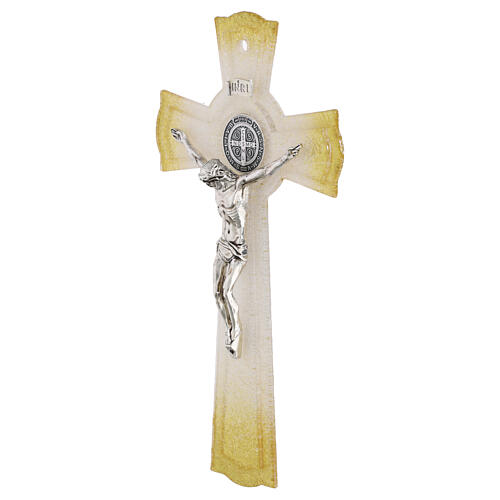 Kruzifix mit Benediktusmedaille, Glas mit Goldglitter und Metallkorpus mit Platindrähten – 26 × 14 cm 3