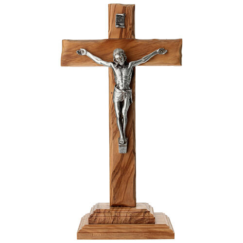 Crucifixo de mesa 27x14 cm em madeira de oliveira bordas irregulares 1
