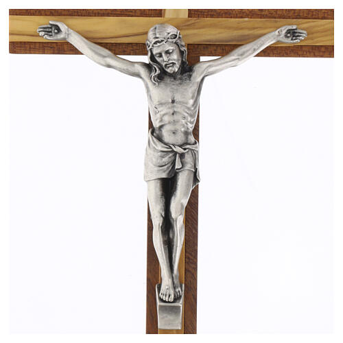 Crucifixo de parede em madeira de mogno e oliveira com corpo em metal prateado 25 cm 2