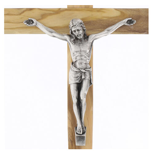 Crucifixo artesanal em oliveira corpo em liga prateada 30 cm 2