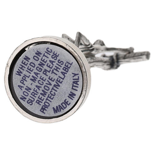 Krucyfiks magnetyczny 6,5 cm, zamak, wykończenie srebrne, okrągła podstawa 5