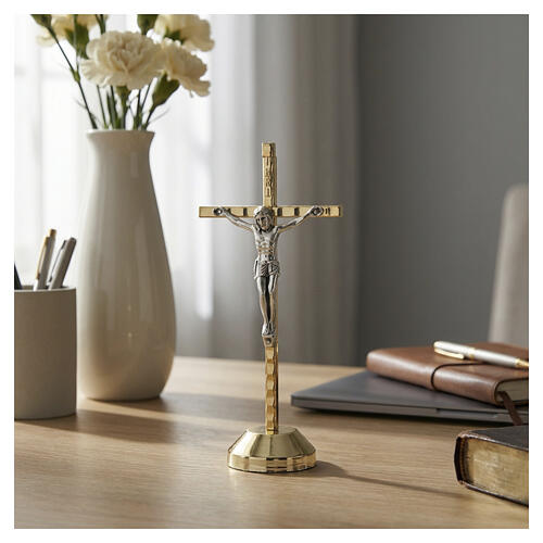 Crucifix 12,5 cm métal bicolore base magnétique dorée 2