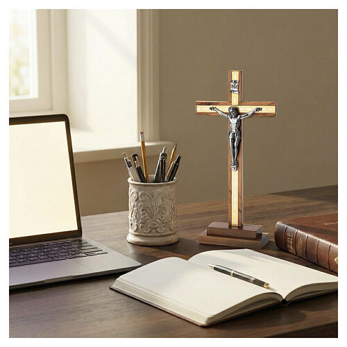 Croix de table 25x10 cm en bois d'olivier avec inserts dorés, corps du Christ en zamak 4