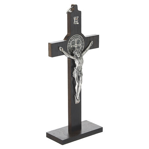 Crucifixo São Bento madeira mogno com base removível e gancho para parede 4