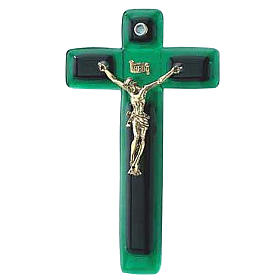 Kruzifix aus grünen Glas und Metall.