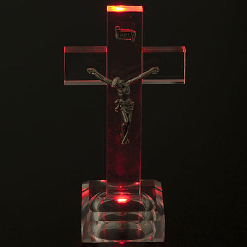 Kreuz aus Glas mit Licht. 2