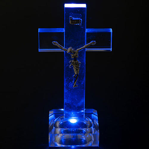 Kreuz aus Glas mit Licht. 3