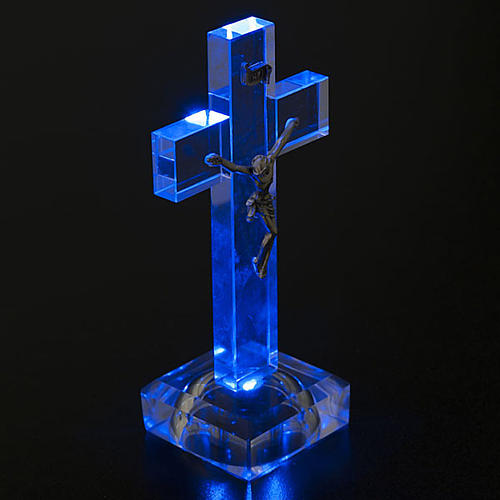 Kreuz aus Glas mit Licht. 4